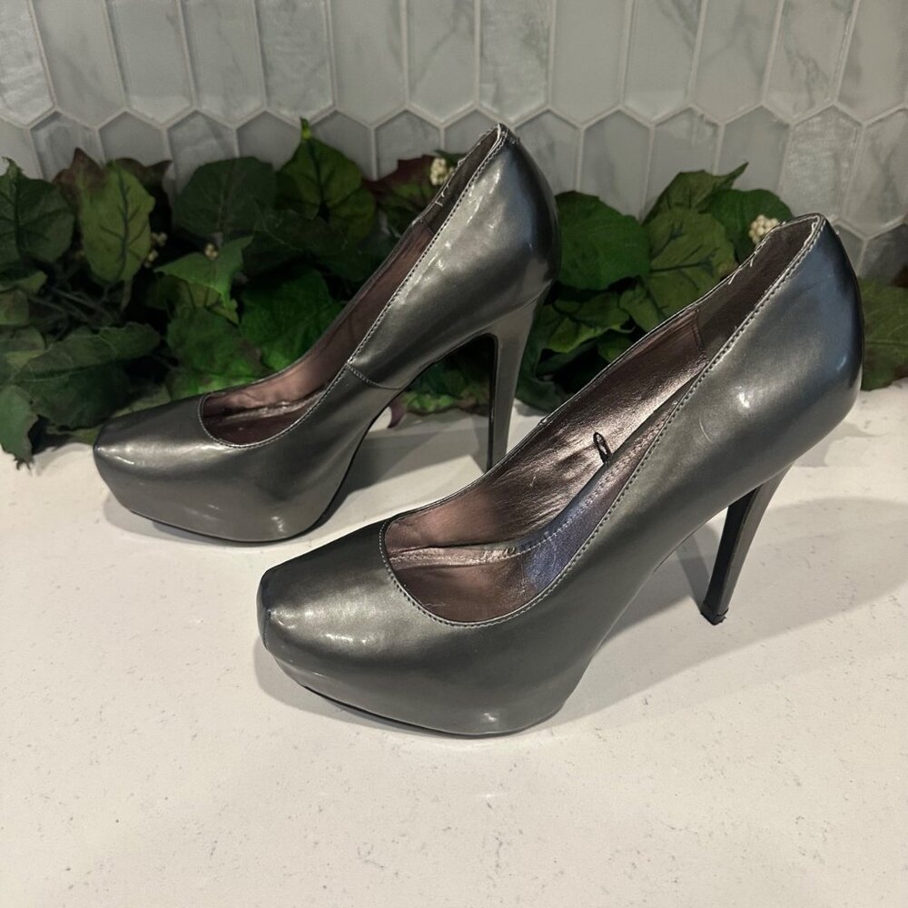 Steve Madden Womens Silver Metallic Closed-Toe High Heels Size 8.5